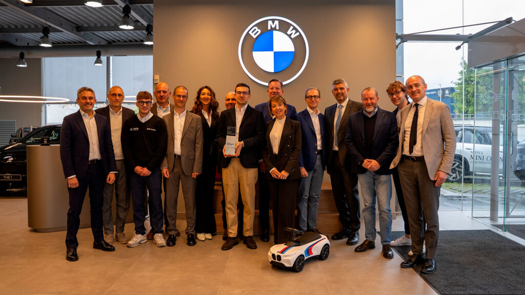 Vediamo una foto di gruppo del personale durante la premiazione del BMW Experience Award 2026